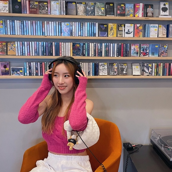 Profile Picture of Zhengyue Gan (@kiaragan) on Poshmark