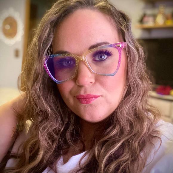 Profile Picture of Shawna Shea (@shawnaraeshea) on Poshmark