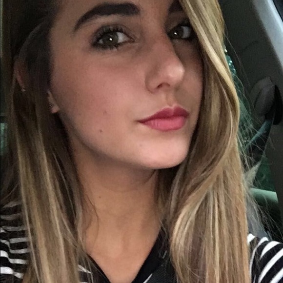 Alexa Hudson - Poshmark Profile Picture of Alexa Hudson (@alexahudson) on Poshmark