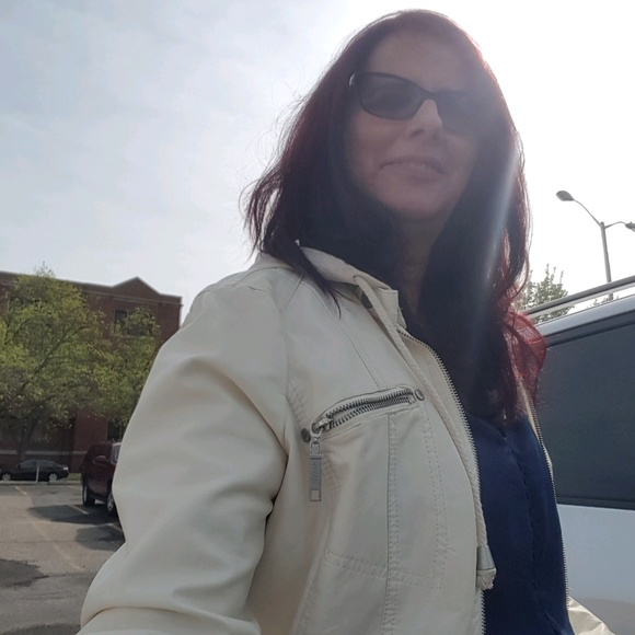 Profile Picture of Alina Alvarez (@annesfault) on Poshmark