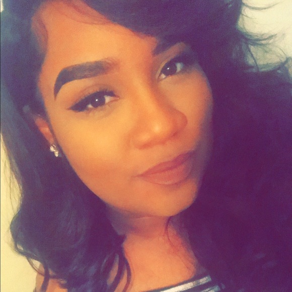 Profile Picture of Dani Price (@daniglam19) on Poshmark