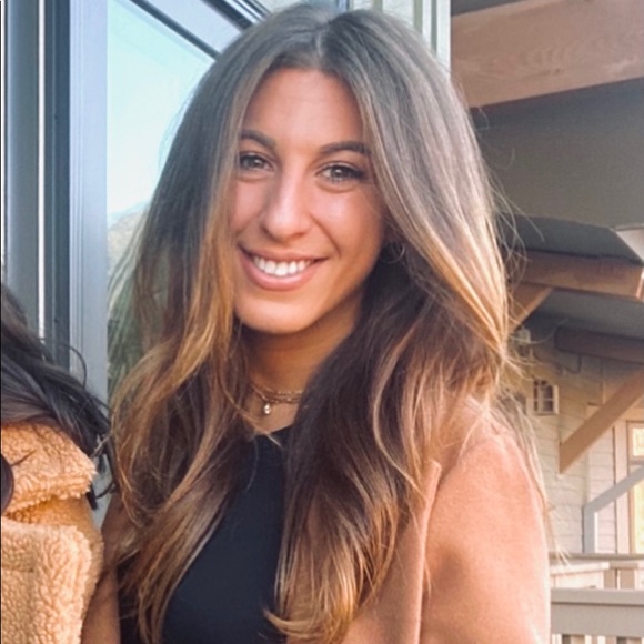 Profile Picture of Nia Divris (@ndiv15) on Poshmark