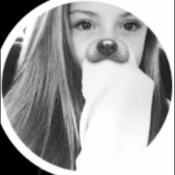 Profile Picture of Phoebe Tilles (@myposhmarksells) on Poshmark
