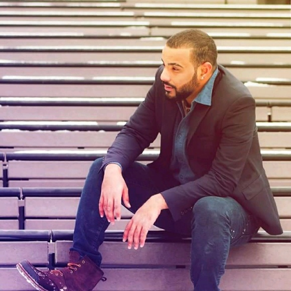 Profile Picture of Albert Gutierrez (@albertlavoz) on Poshmark
