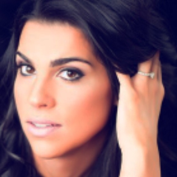 Profile Picture of Danielle Pellarin (@dpellarin831) on Poshmark