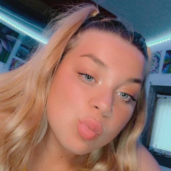 Profile Picture of Haley Neidigh (@haley_neidigh) on Poshmark