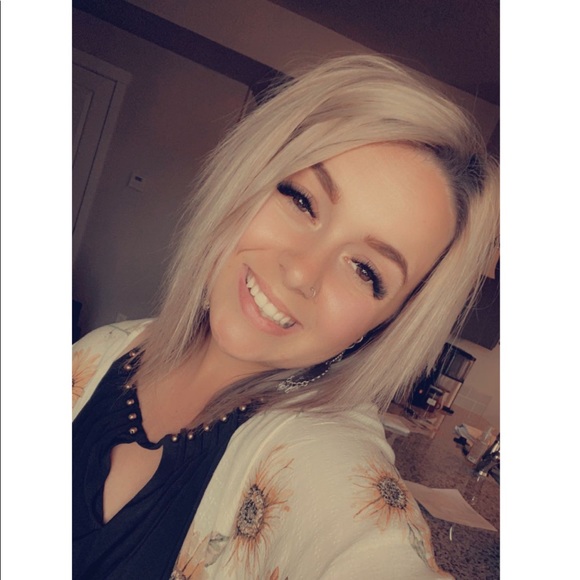 Profile Photo of Haylee Artz (@haylee_artz01) on Poshmark