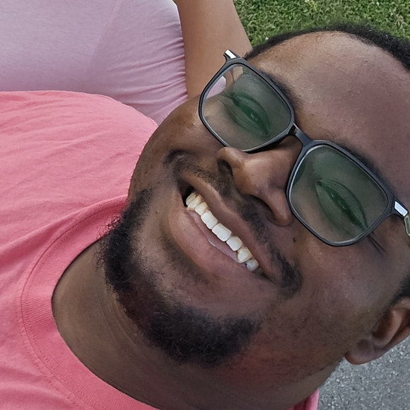 Profile Picture of Rob Holt (@robbaranks) on Poshmark