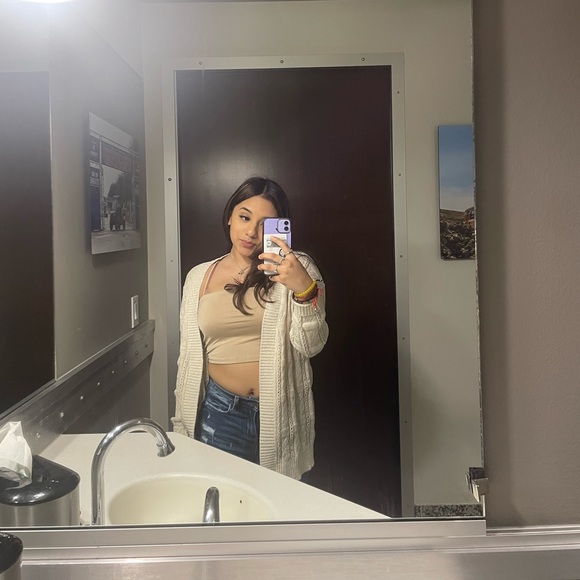 Profile Picture of Ariel Aviles (@arielaviles200) on Poshmark