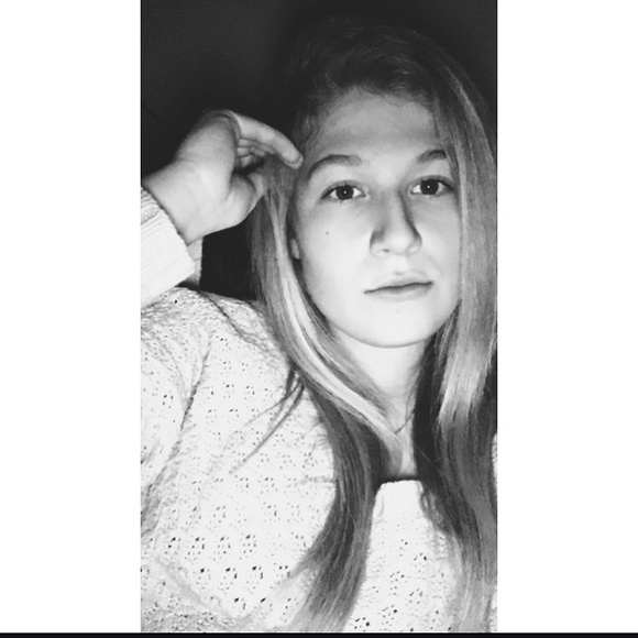 Profile Picture of Dani Bredar (@dbredar) on Poshmark