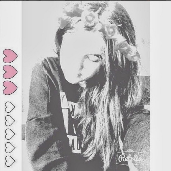 Profile Picture of Maria Movellan (@mariamgc20) on Poshmark
