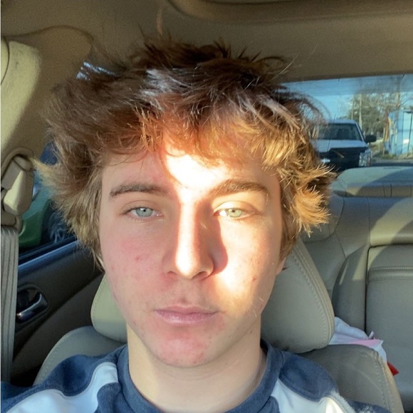 Profile Picture of Alex Kinchen (@alexkinchen) on Poshmark