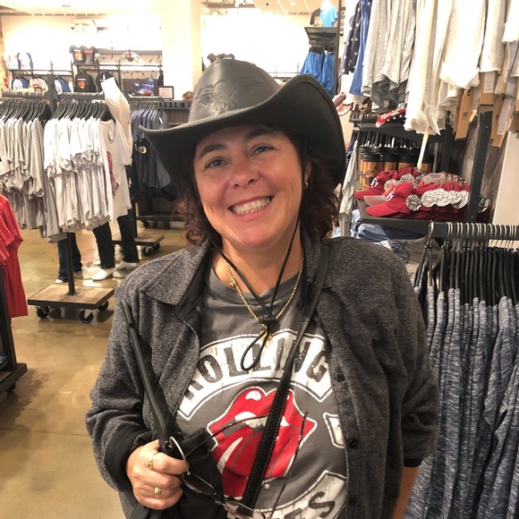 Profile Picture of Julie Derango (@juliederango) on Poshmark