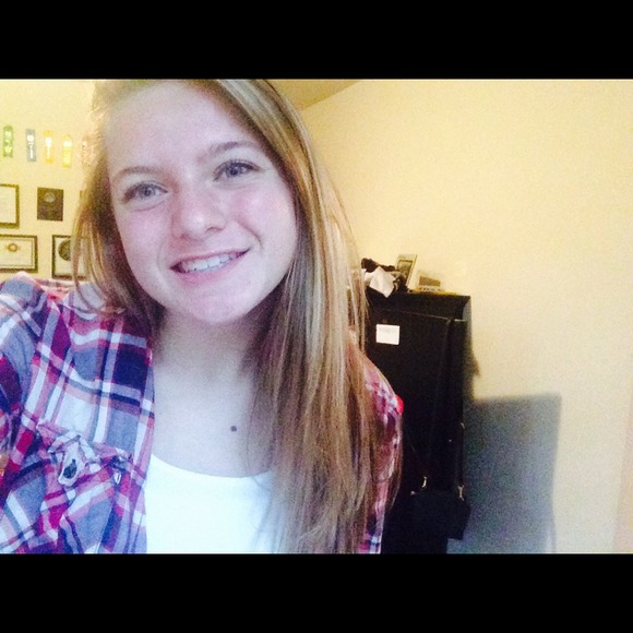 Profile Picture of Isobel Scheffey (@isobae) on Poshmark