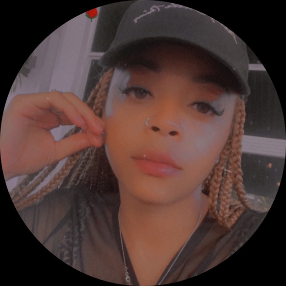 Profile Picture of Amelia Gill (@amelia2290) on Poshmark