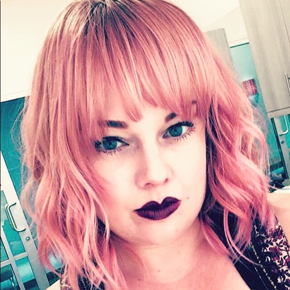 Profile Picture of Anna Aldaba (@annabananasanna) on Poshmark