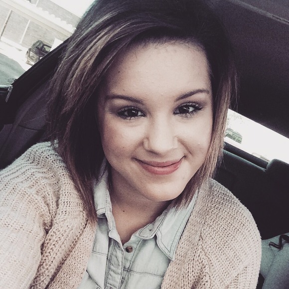 Profile Picture of Kylee Hare (@kyykinns) on Poshmark
