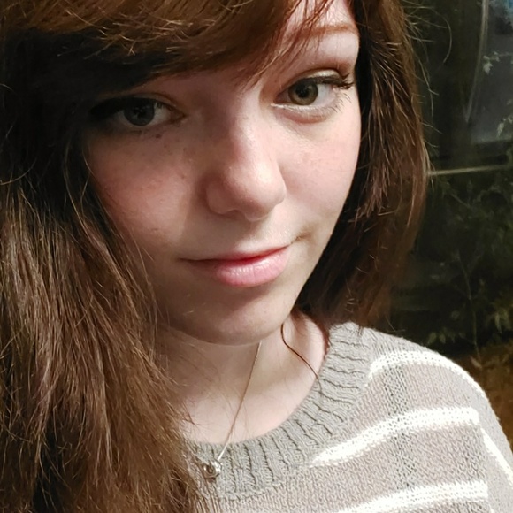 Profile Picture of Sydney Pomeranz (@sydpomeranz) on Poshmark