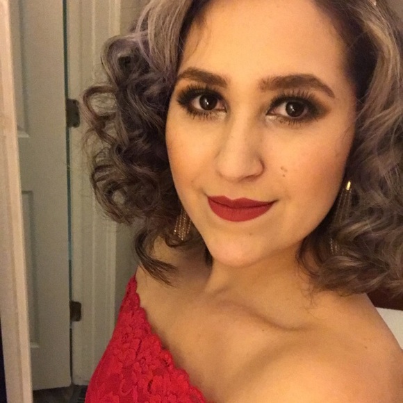 Profile Picture of Cinthia Alvarez (@cinthiadoralis) on Poshmark