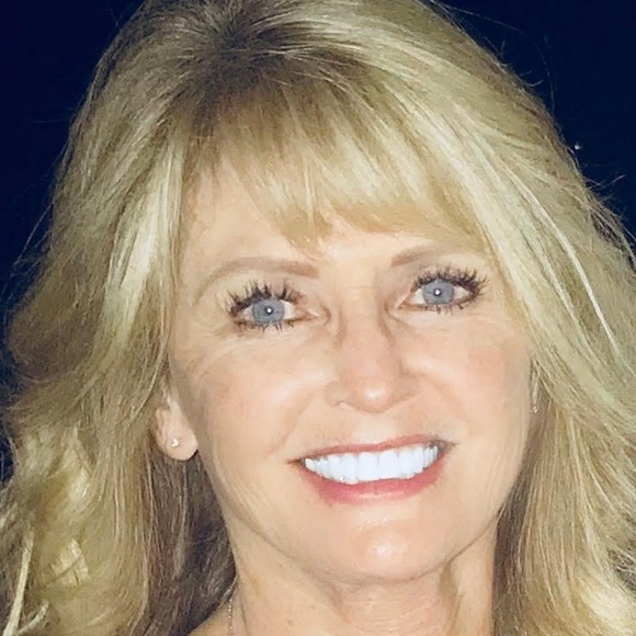 Profile Picture of Michelle Lunkwitz (@mlunkwitz) on Poshmark