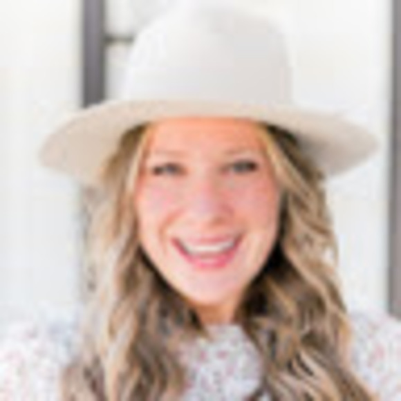 Profile Picture of Danell Harrison (@danell_harrison) on Poshmark