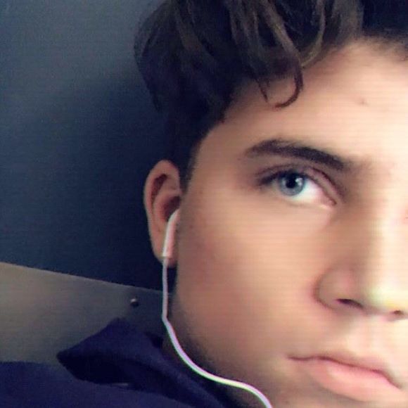 Profile Picture of Evan Sweigart (@evsweigart) on Poshmark