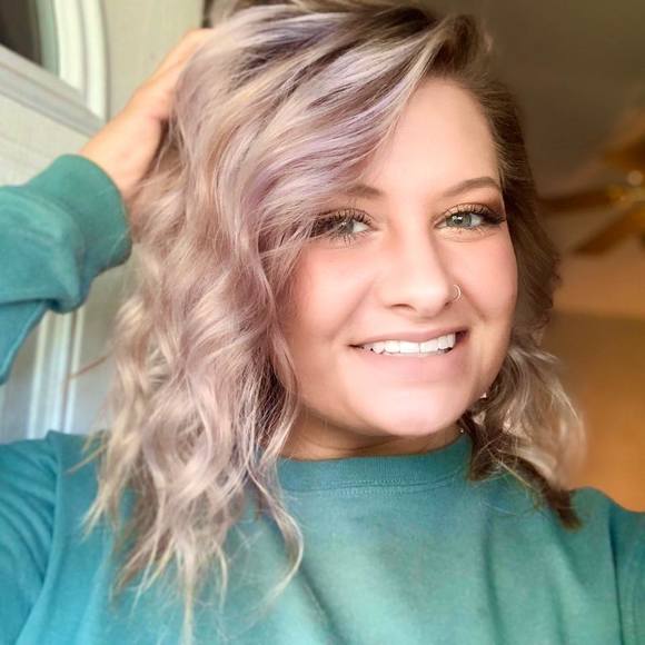 Profile Picture of Cassidy Lovelace (@cassidylovelace) on Poshmark