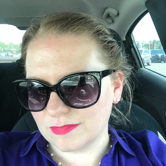 Profile Picture of Tracie Grumet (@rebel_16) on Poshmark