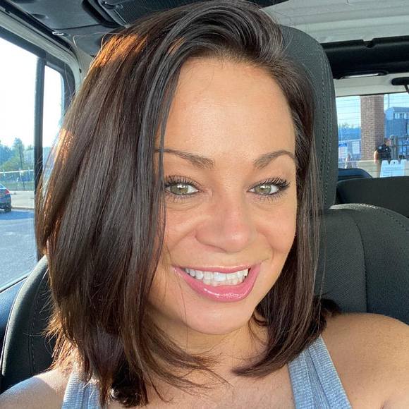 Profile Picture of Danielle Nacos-krager (@daniellekrager) on Poshmark