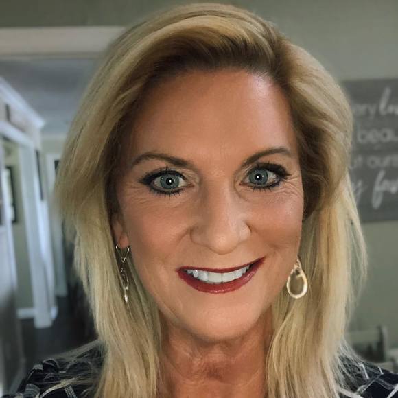 Cindy Novey - Poshmark Profile Picture of Cindy Novey (@cindynovey1) on Poshmark