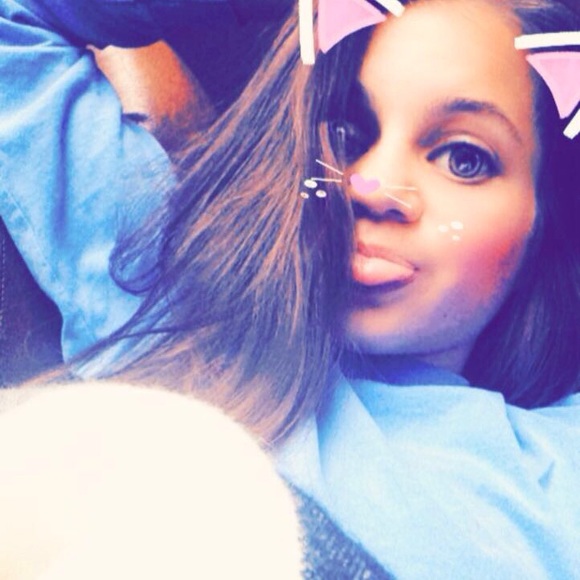 Profile Picture of Carly Murray (@carlyrm_) on Poshmark