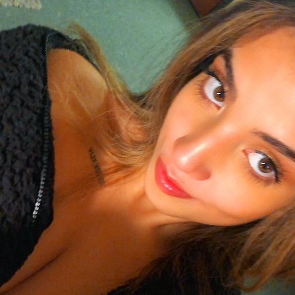 Profile Picture of Valentina Sobrino (@valesbrn) on Poshmark