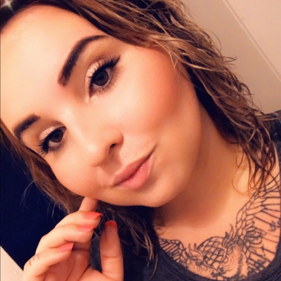 Profile Picture of Samantha Pfautz (@jupitermoon95) on Poshmark
