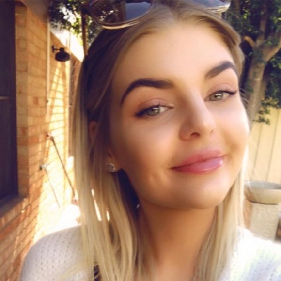 Profile Picture of Chloe Kelemen (@chloekelemen997) on Poshmark
