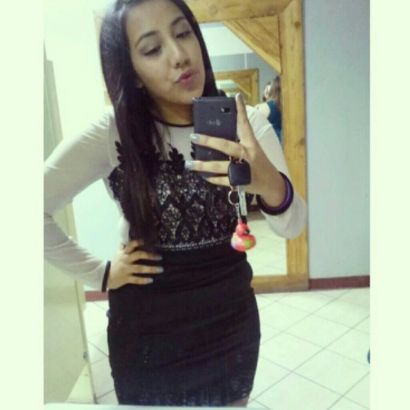 Profile Picture of Aimee Flores (@aimeelizzette) on Poshmark