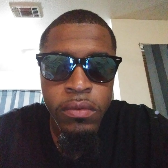 Profile Picture of Max Bay gall (@max875) on Poshmark