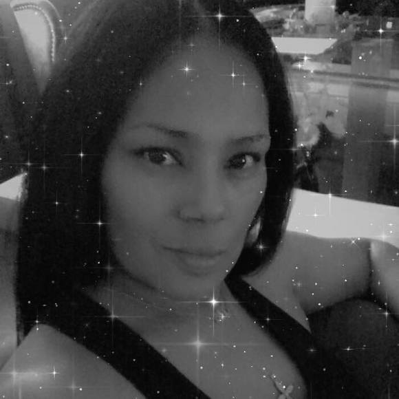 Profile Picture of Arleen Colomba (@daqueen38) on Poshmark