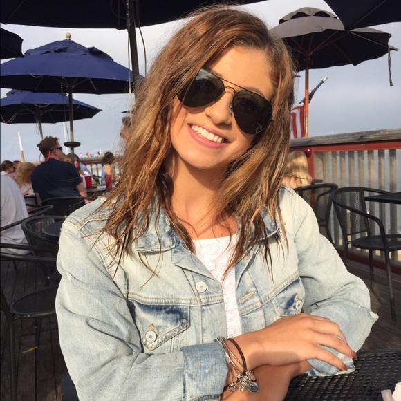 Profile Picture of Amanda Wiles (@amandurmarie) on Poshmark