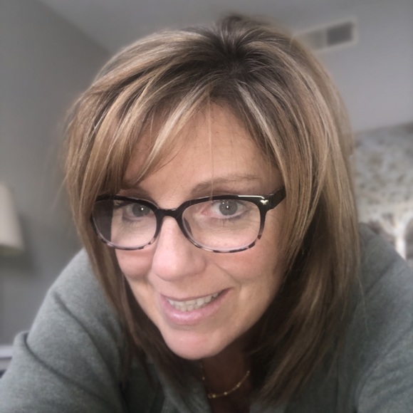 Profile Picture of Lori Atkinson (@loriatkinson65) on Poshmark