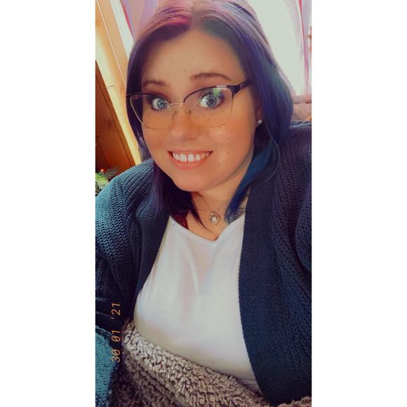 Profile Picture of Candacee Bailey (@sunflowers_1205) on Poshmark