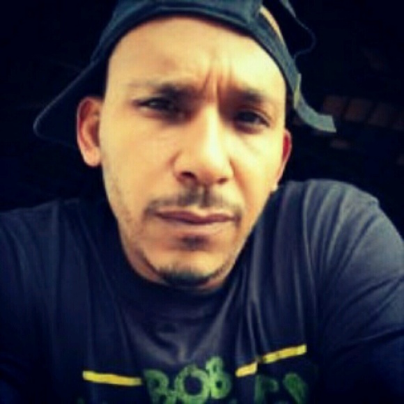 Profile Picture of Ron Weaver (@ronjohn77) on Poshmark