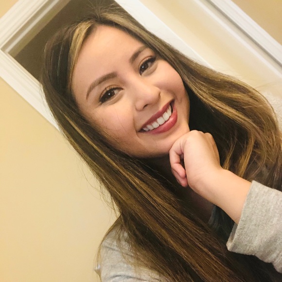 Profile Picture of Danielle Robles (@daniellesells2) on Poshmark