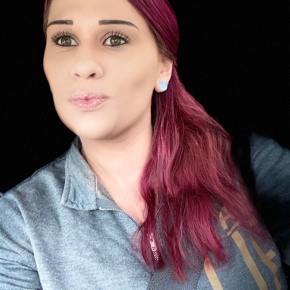 Profile Picture of Amber Wilcox (@momminainteasy5) on Poshmark