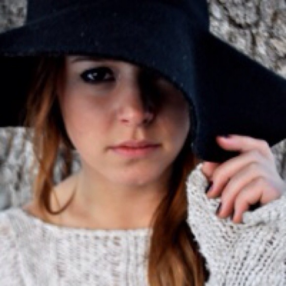 Profile Picture of Sarah Orens (@sarahorens12) on Poshmark