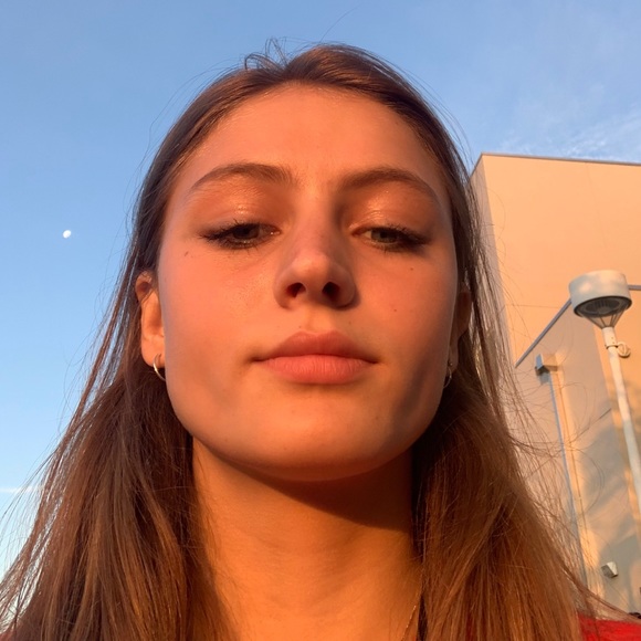 Profile Picture of Kitty Simmonds (@kittysimmonds) on Poshmark