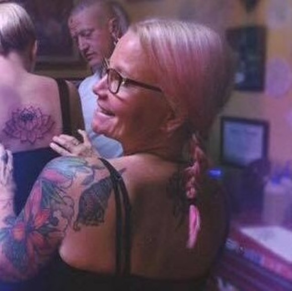 Profile Picture of Liz Labunski (@lizlabunski) on Poshmark