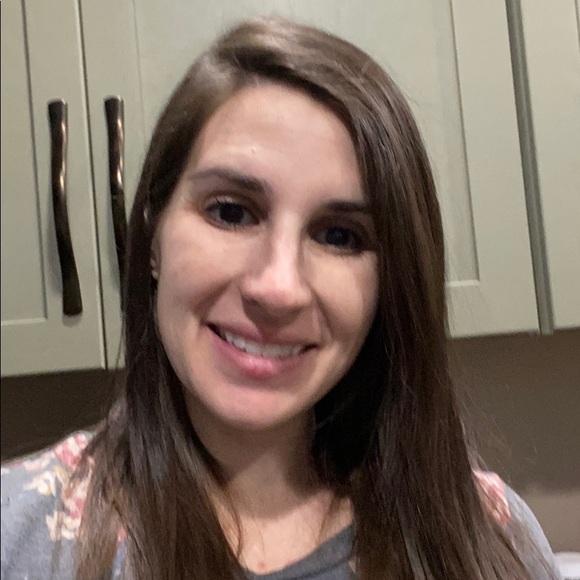 Profile Picture of Courtney Fiumetto (@cfiumetto) on Poshmark