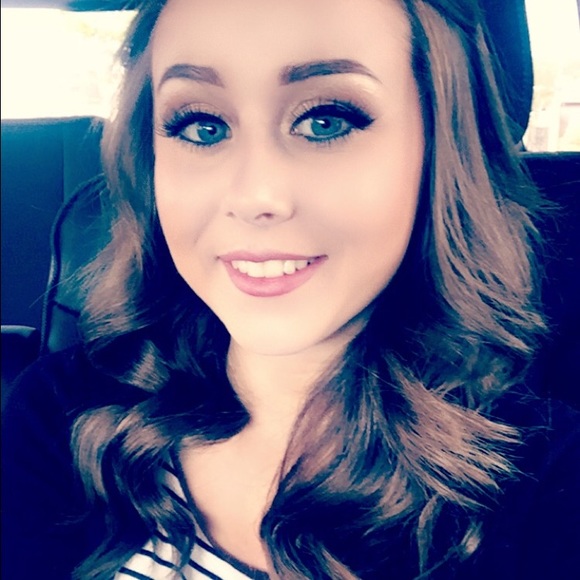 Profile Picture of Mandy Rochat (@mandyroch) on Poshmark