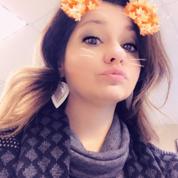 Profile Picture of Jamie Almoney (@jaalmoney) on Poshmark