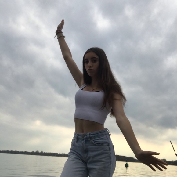 Profile Picture of Amanda Mayer (@amandamayer_) on Poshmark